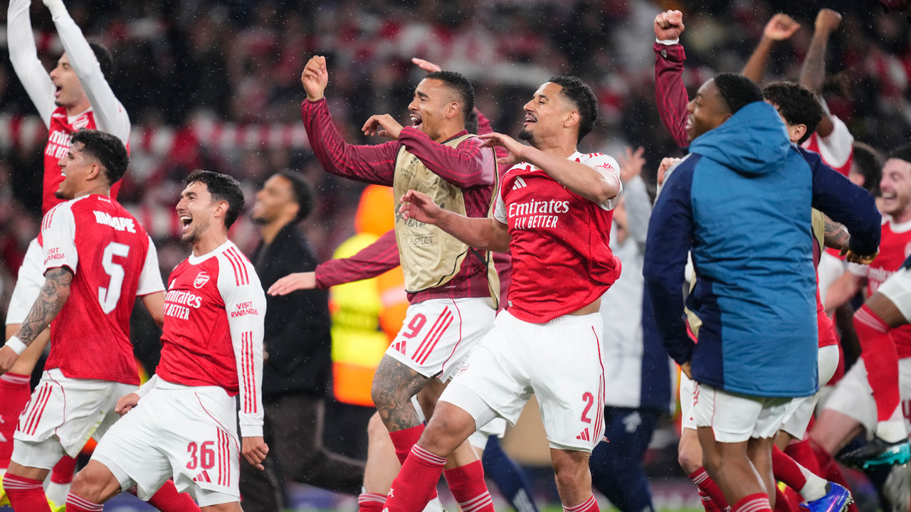 Arsenal, Premier Lig'de şampiyonluğa bir adım daha yaklaştı