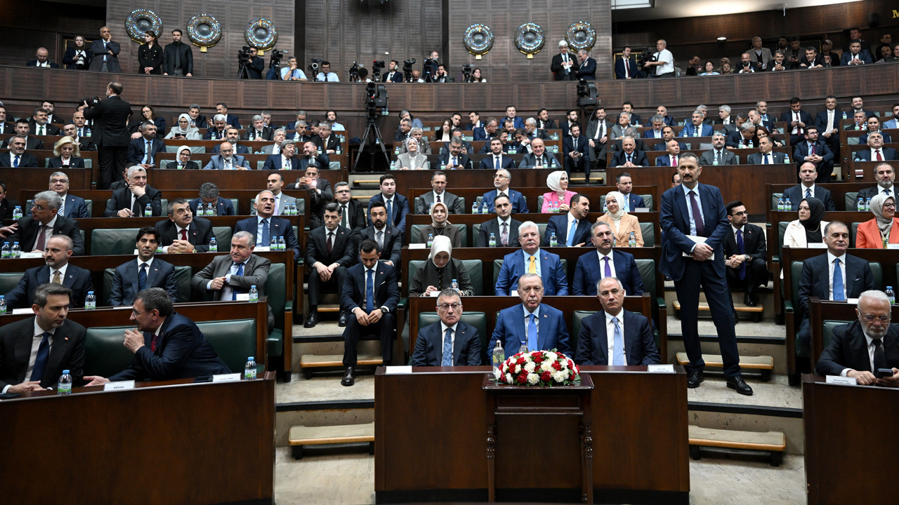 AK Parti Grup Toplantısı'nda sürpriz isim! "Siyasetten uzak kalamıyorum"