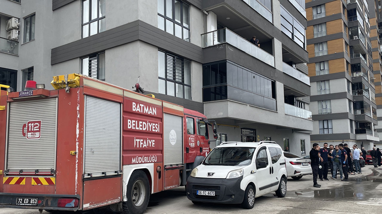Asansörde mahsur kalanları kurtarmak isterken hayatını kaybetti