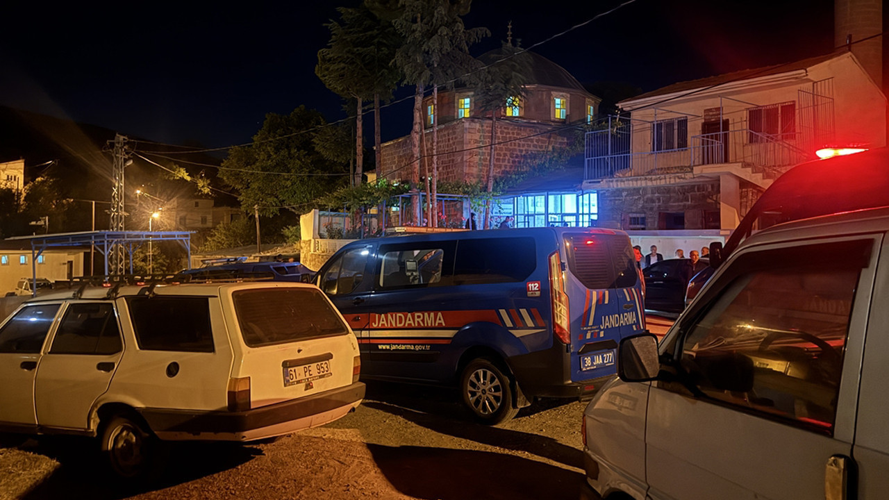 Cami avlusunda bıçaklı saldırı! 2 kişi hayatını kaybetti
