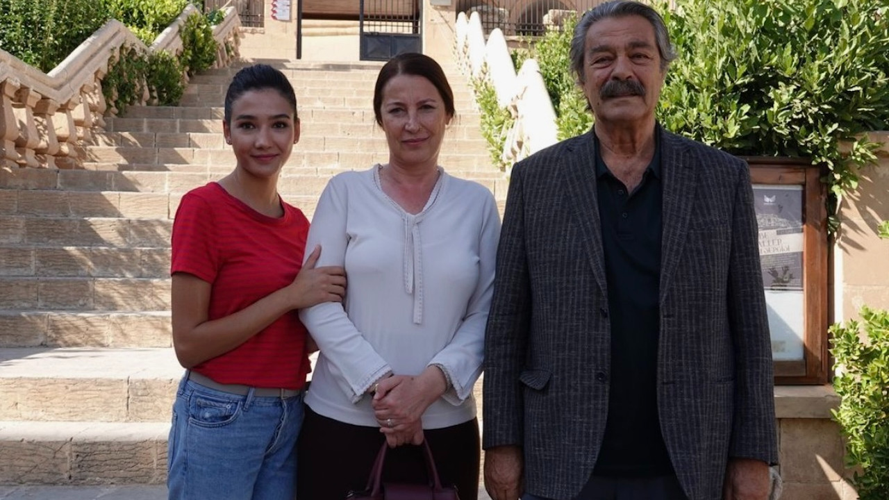 Aybüke Pusat'tan duygulandırdı! Kadir İnanır'a böyle veda etti...