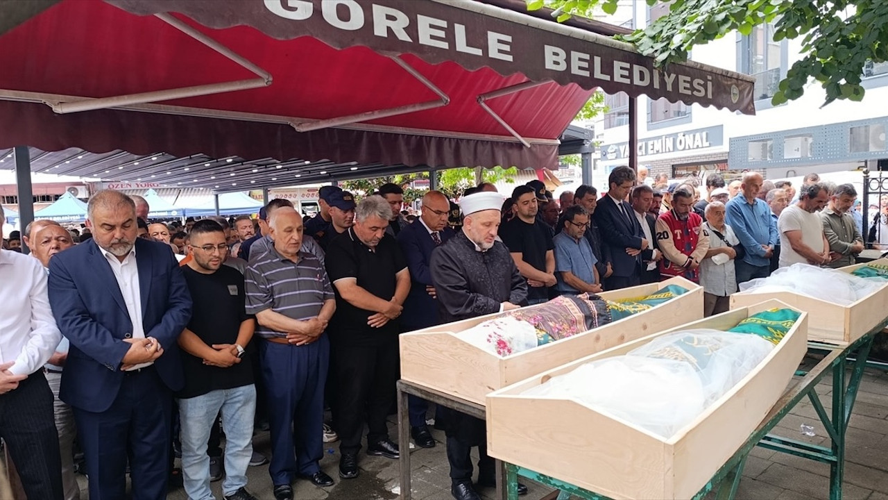 Giresun'da dere faciası: Akıntıya kapılan anne ve iki kızı son yolculuklarına uğurlandı