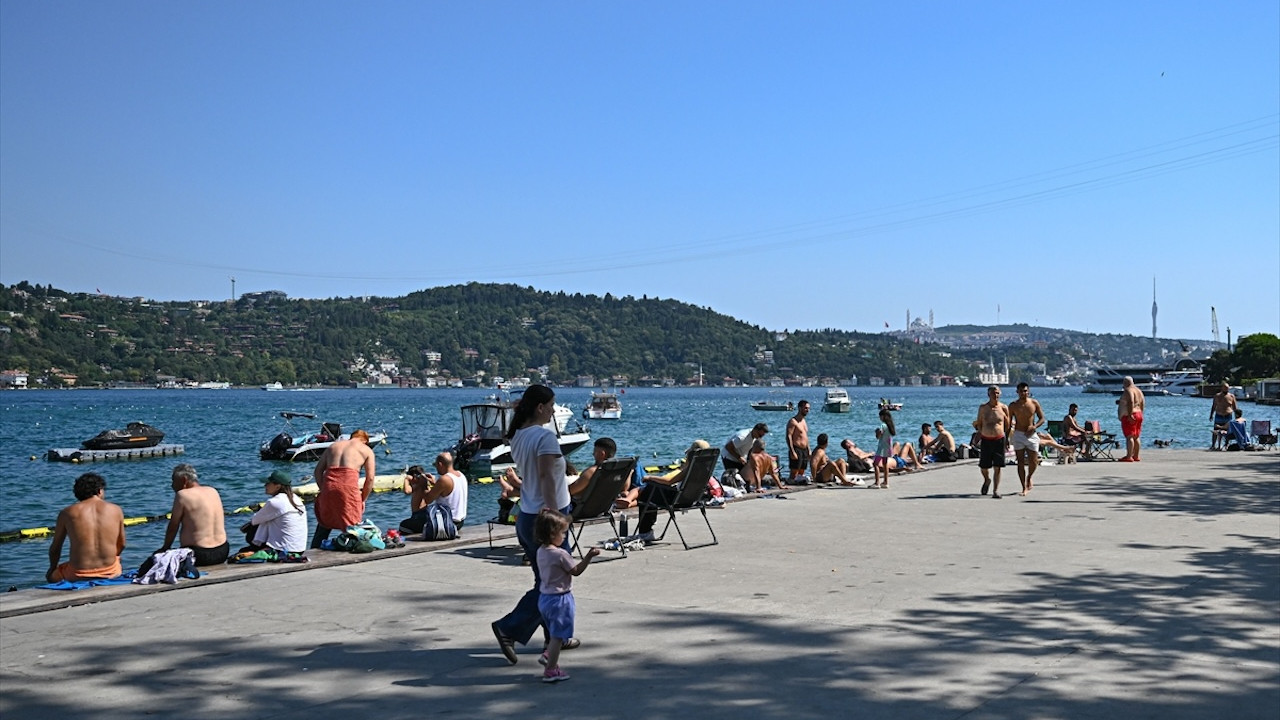 İstanbul'da sıcak havadan bunalanlar sahil ve parkları tercih etti