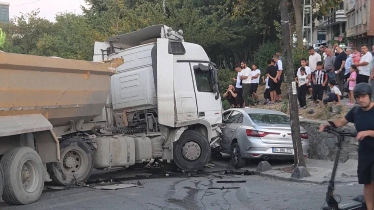 Esenler’de freni boşalan hafriyat kamyonu 7 araca çarptı
