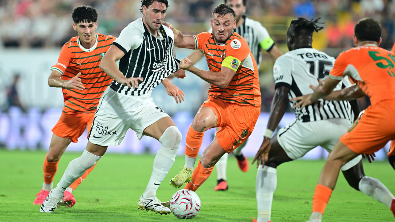 Beşiktaş, deplasmanda Alanyaspor'a 1-0 mağlup oldu