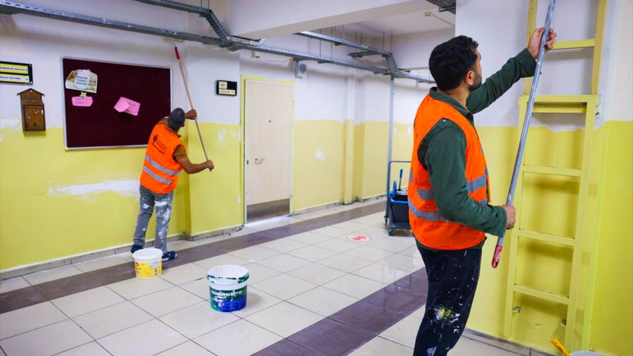 Ümraniye'de eğitim öğretim yılı öncesi okullarda bakım onarım çalışmaları yapılıyor