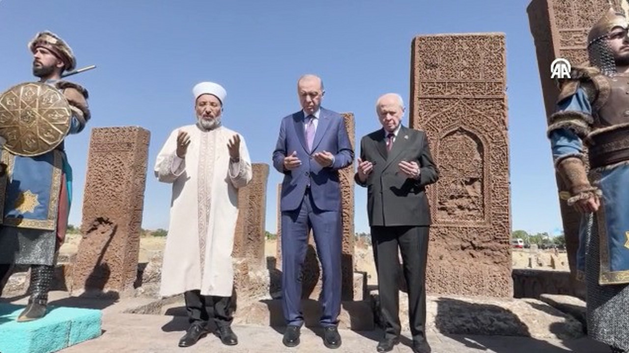 Erdogan ve Bahçeli Selçuklu Meydan Mezarlığı'nı ziyaret etti