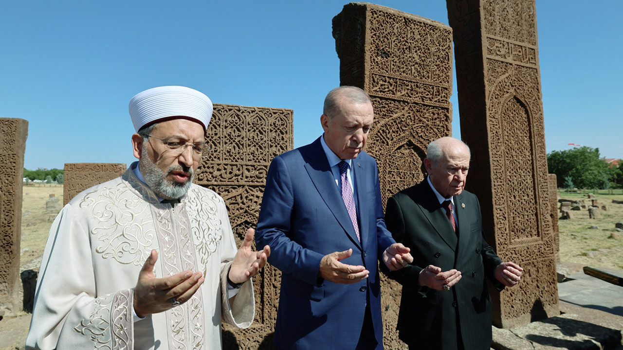 Cumhurbaşkanı Erdoğan, Selçuklu Meydan Mezarlığı'nı ziyaret etti