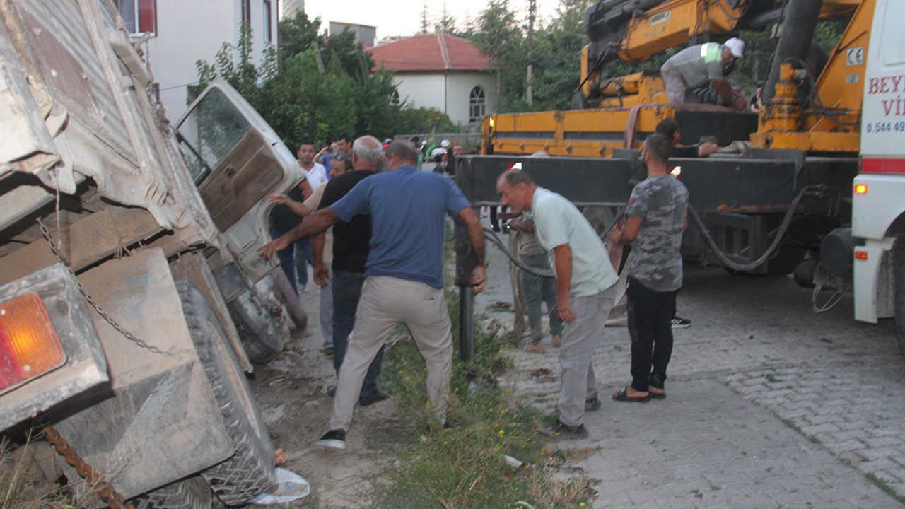 Konya'da el freni boşalan kamyoneti durdurmak isterken sıkıştı!