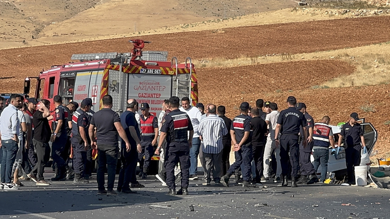 Otomobil ile hafif ticari araç çarpıştı! Feci kazada ölenler ve 4 yaralı var