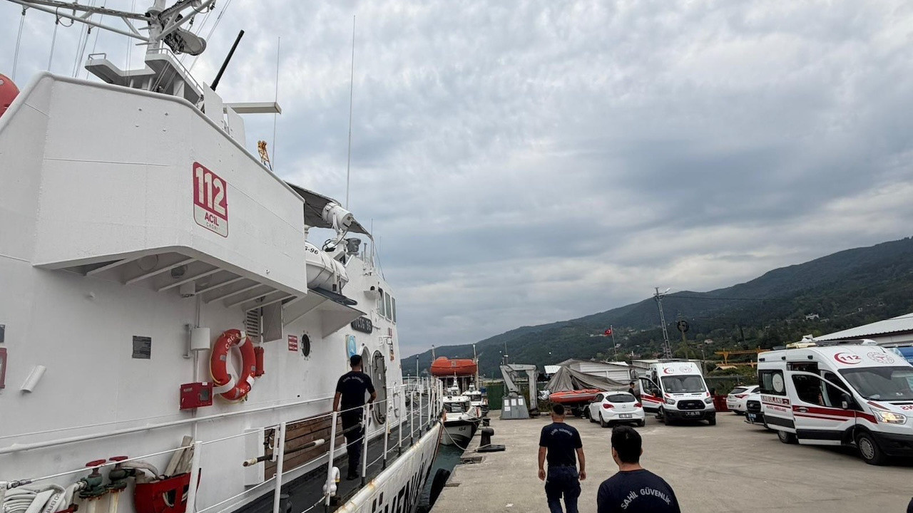Karadeniz'de makine dairesi su alan ticari gemideki 13 kişi tahliye edildi