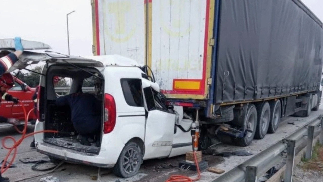 Bornova'da korkunç kaza: Tıra çarpan panelvanın sürücüsü hayatını kaybetti