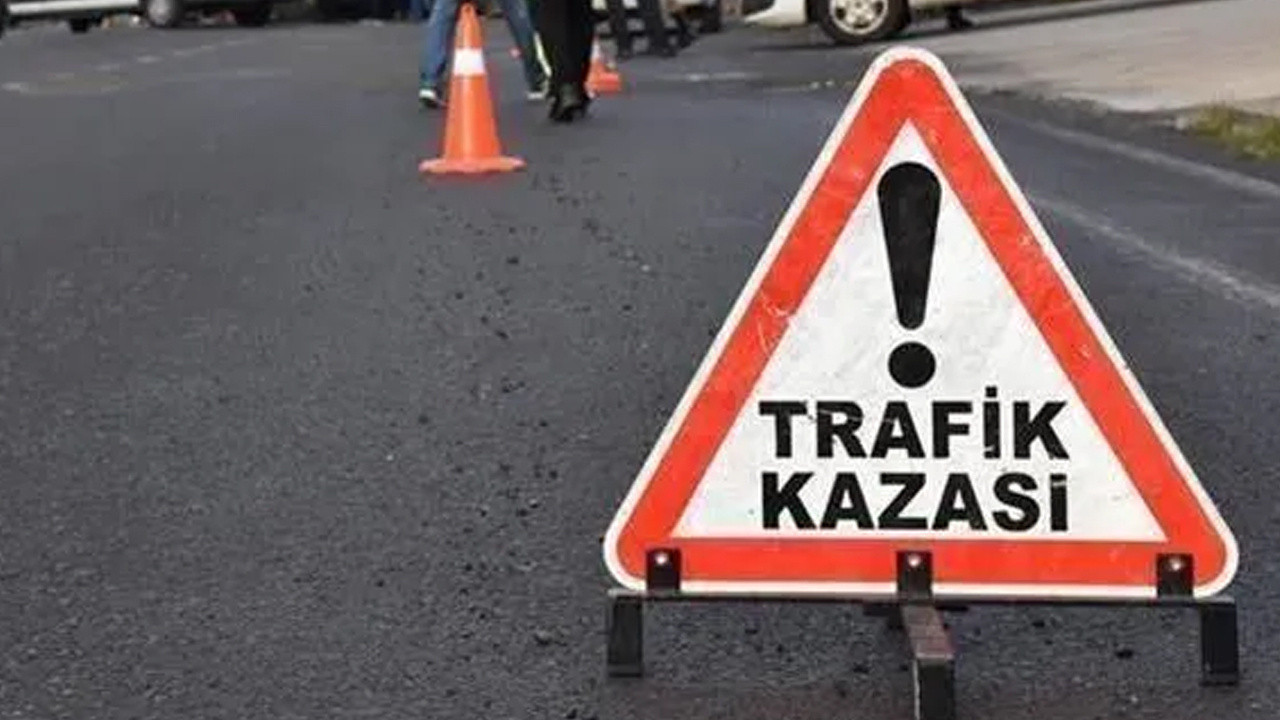 Çapıştıktan sonra akaryakıt istasyonunun​​​​​​​ tabelasına çarptı! Yaralılar var