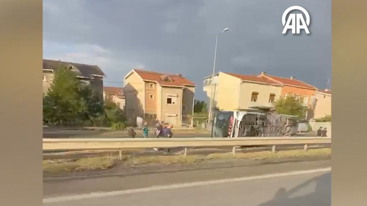 İstanbul'da havalimanı personelini taşıyan servis otobüsü devrildi!