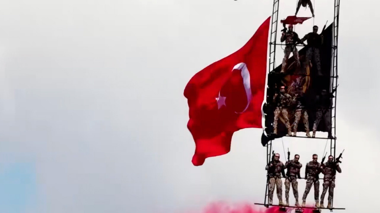 30 Ağustos İstanbul'da coşkuyla kutlandı! 15 gemi İstanbul Boğazı'ndan geçti
