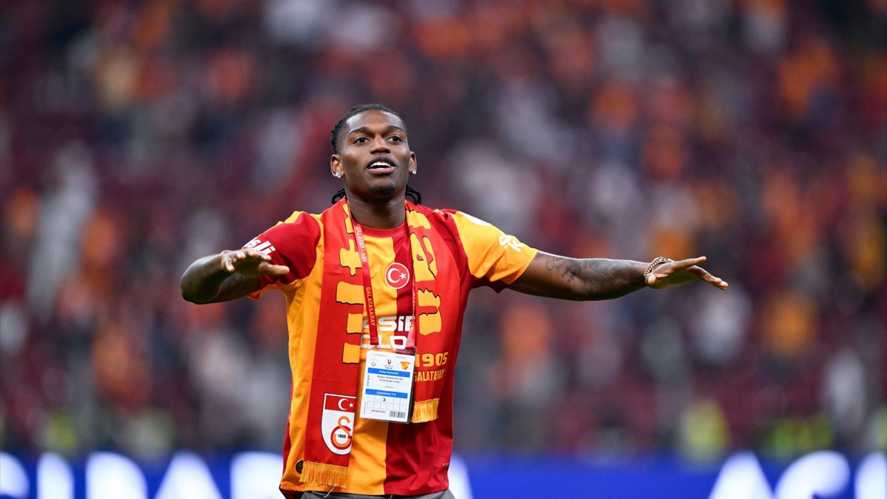 Rafael Leao sahaya indi sarı kırmızılı taraftarı selamladı ilk üçlüsünü çektirdi
