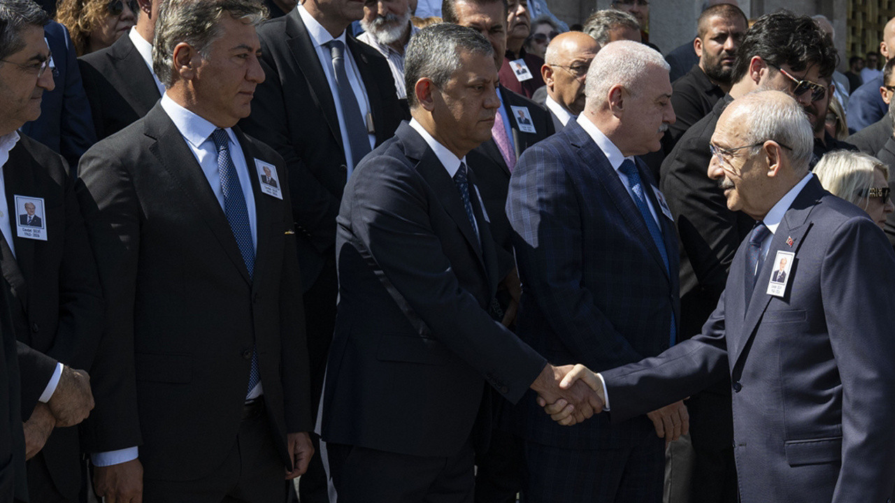 Kemal Kılıçdaroğlu ile Özgür Özel cenaze töreninde tokalaştı