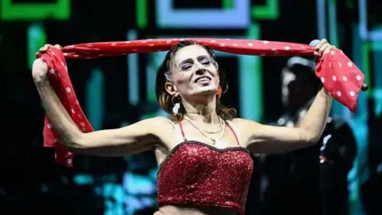 Yıldız Tilbe 200 bin kişiyle İstiklal Marşı'nı söyledi...