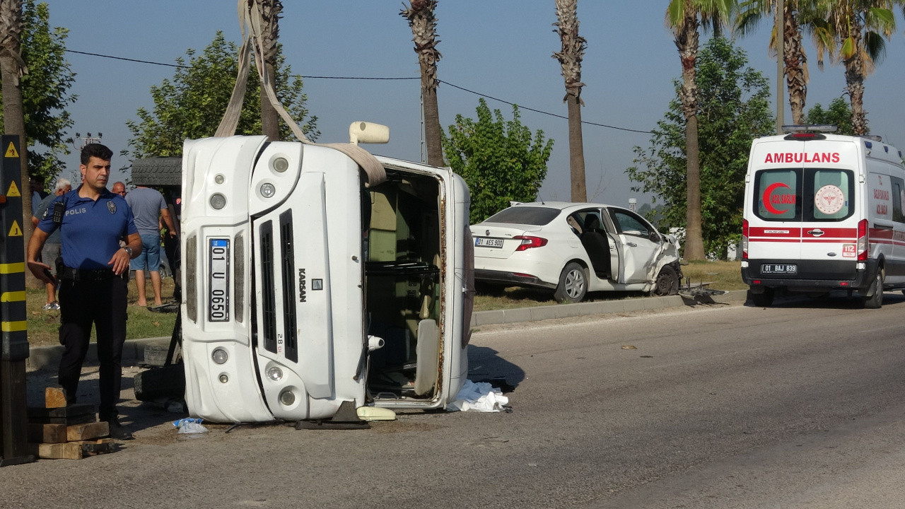 Adana'da otomobil minibüs çarptı: 1 kişi öldü, 3 kişi yaralandı