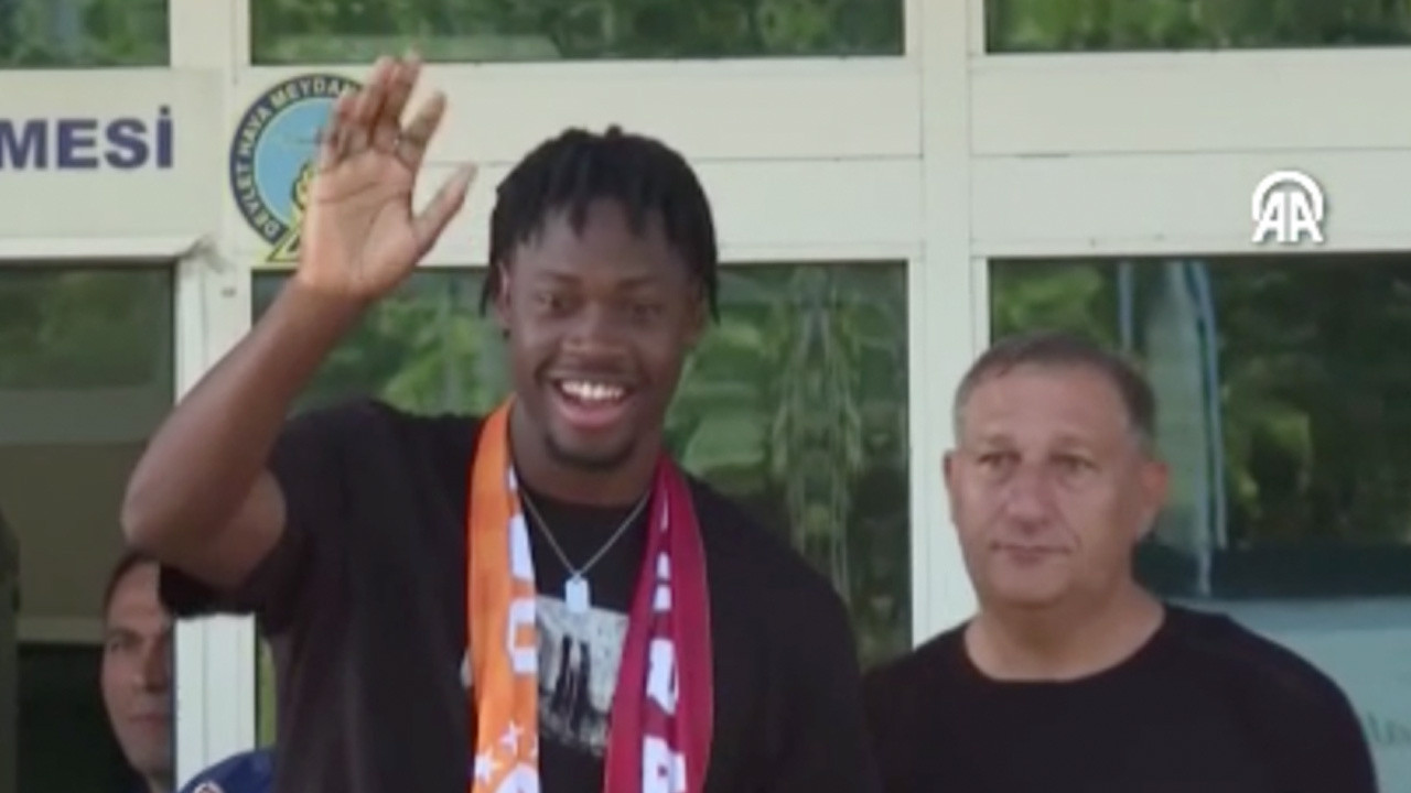Galatasaray için İstanbul'a geldi! El Chadaille Bitshiabu kimdir, kaç yaşında ve hangi mevkide oynuyor?