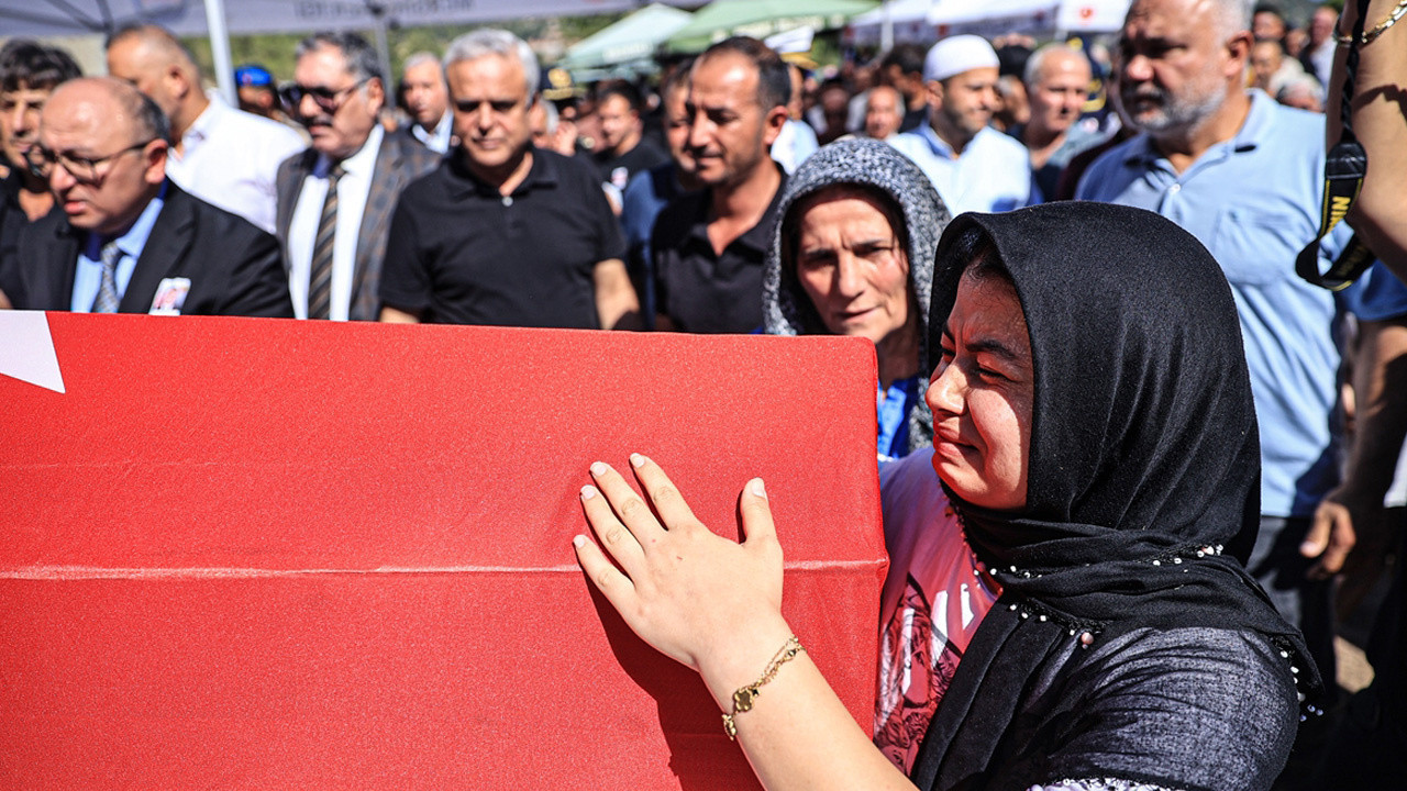 Gemi kazasında ölen uzman çavuş Fahri Ateş Mersin'de defnedildi! Kurtardığı eşi cenazede kahroldu