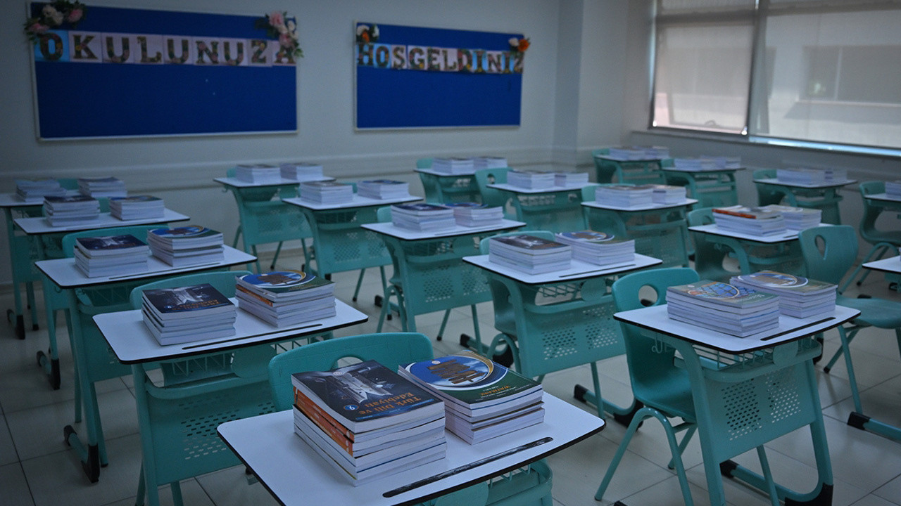 MEB'in ücretsiz ders kitapları okullardaki yerini aldı