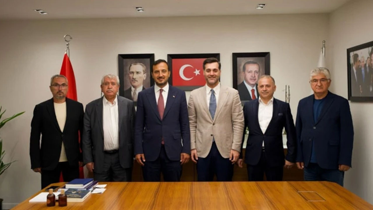 Üsküdar'da seçim öncesi bomba gelişme: CHP'den istifa ederek AK Parti'ye geçtiler