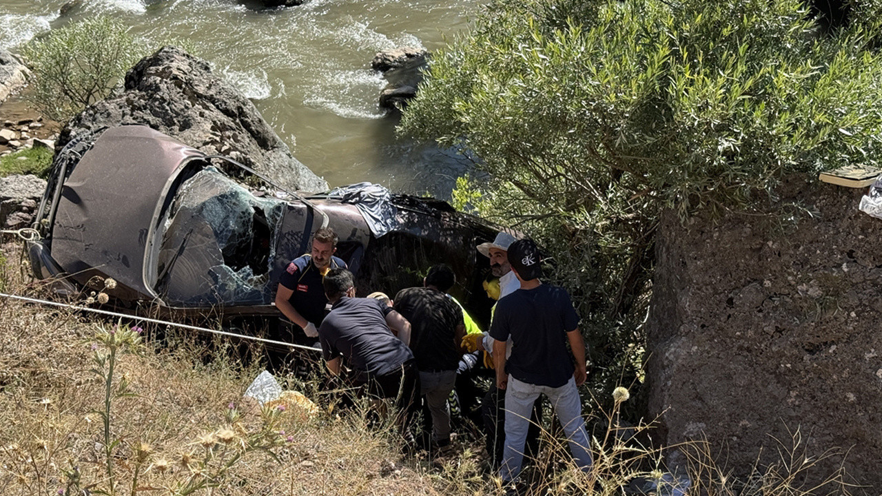 Devrilip kayaya çarptı! Feci kazada ölü ve yaralılar var