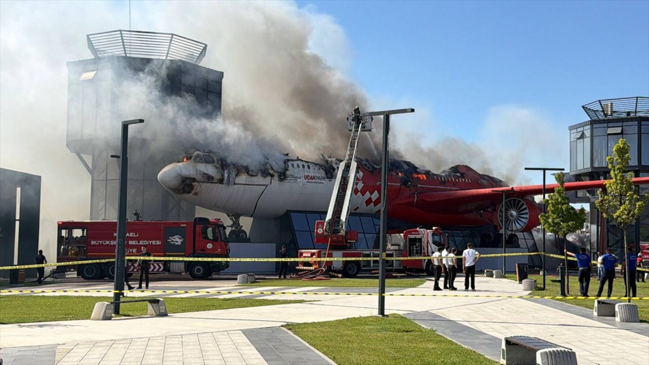 Kocaeli'de yolcu uçağı alev alev yandı