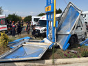 Çarpıştıktan sonra akaryakıt istasyonunun​​​​​​​ tabelasına çarptı! Yaralılar var