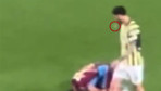 Fenerbahçe-Trabzonspor derbisinde skandal hareket! Secde eden rakibine tükürdü