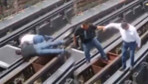 Meksika'da feci ölüm! Metro raylarına düşen görevli böyle elektrik akımına kapıldı