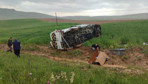Sivas'ta minibüs tarlaya uçtu: 13 yaralı