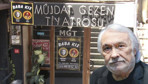 Müjdat Gezen 'ekonomik kriz' gerekçesiyle Kadıköy'deki tiyatro binasını satılığa çıkardı