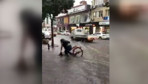 Bisikletle giderken bir anda su dolu çukura düştü!