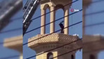 İntihar için minareye çıkan genci döve döve aşağı indirdi! İlginç olay saniye saniye kamerada