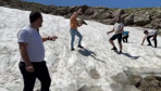 Artvin'de yaylaya çıkan vatandaşlar yazın kar topu oynadı!