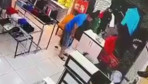 Yumrukladı, kafasına defalarca tekme attı! Genç kızın mağazada darbedildiği anlar kamerada