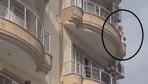 Annesini 5. katın balkonundan atmaya çalıştı! Dehşet anları kamerada....