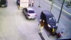Hafif ticari araç kadınlara ve bebek arabasına çarptı, havaya uçurdu! O anlar kameralara yansıdı