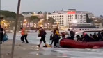 Kuşadası'na sahilden göçmenler böyle geldi! Botla gelip şehre dağıldılar