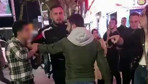 Sakarya'nın ortasında kadını taciz etti, çevredekiler meydan dayağı attı! İşte o anlar...