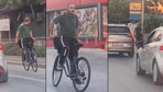 Bisiklete ters bindi, metrelerce öyle ilerledi! Hem kendi canını hem trafiği böyle tehlikeye attı