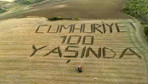 Genç çiftçi tarlasına ‘Cumhuriyet 100 Yaşında’ yazdı!