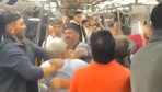 Metroda tükürük kavgası! İki kişi tekme ve yumruklarla birbirine girdi bir yolcu o anları böyle kaydetti