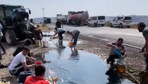 Akaryakıt tankeri devrildi, ellerine ne geçtiyse yakıtla doldurdular! Bidon, poşet, şişe...
