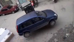 Yanlış park edilen aracın sahibini bulamayınca çözümü böyle buldu