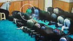 Cuma namazını kılan babanın sırtına küçük oğlu çıkarsa... O anlar güvenlik kamerasında