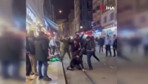Fatih’te öldüresiye dayak kamerada: Aralarına aldıkları şahısları sopalarla dövdüler