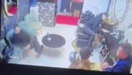 Berber dükkanında traş olurken silahlı saldırıya uğradı. Saldırı anı kamerada